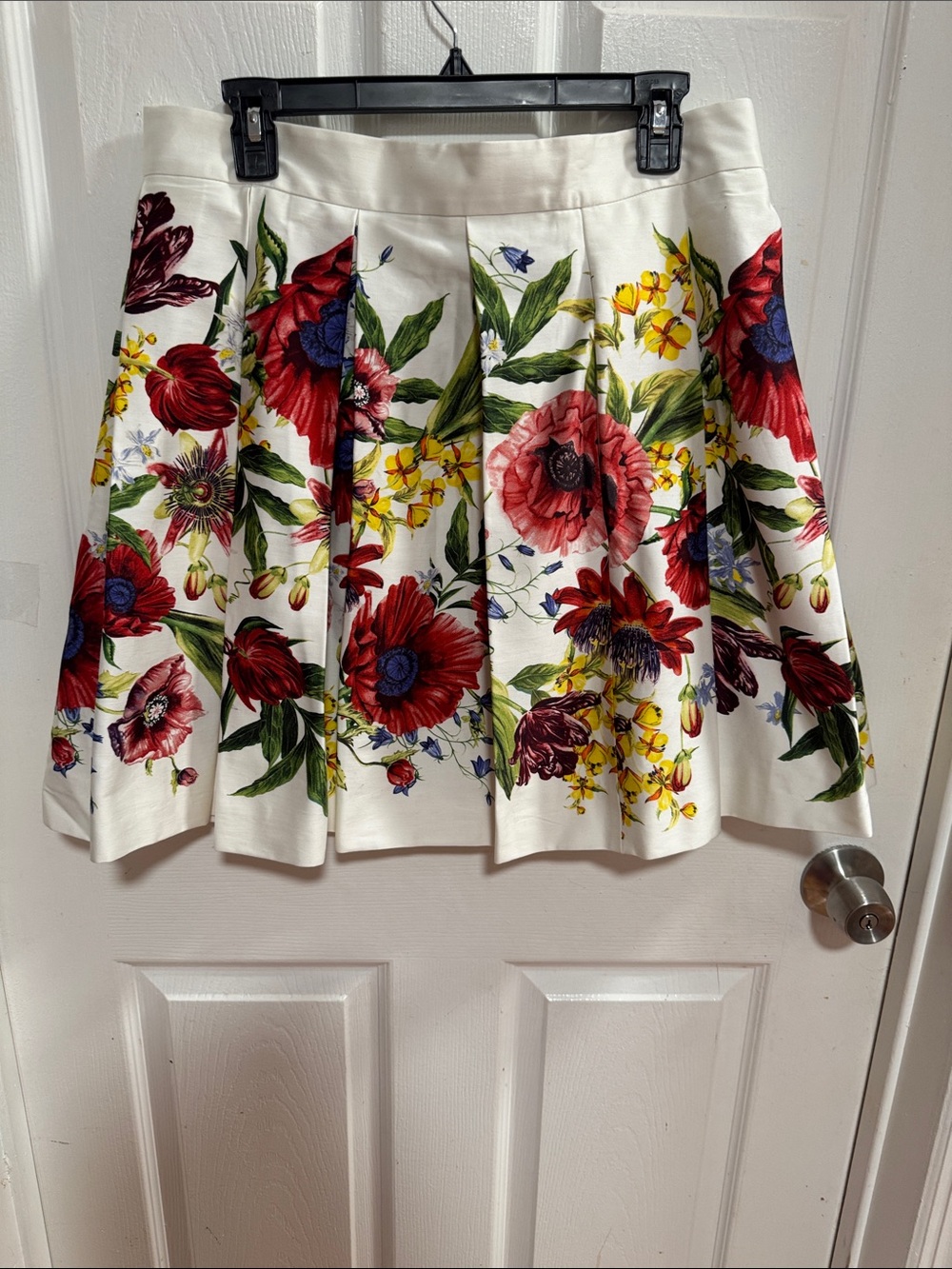 Karen Millen  NWT Floral Pleated White Skirt with Red & Green Botanical Print